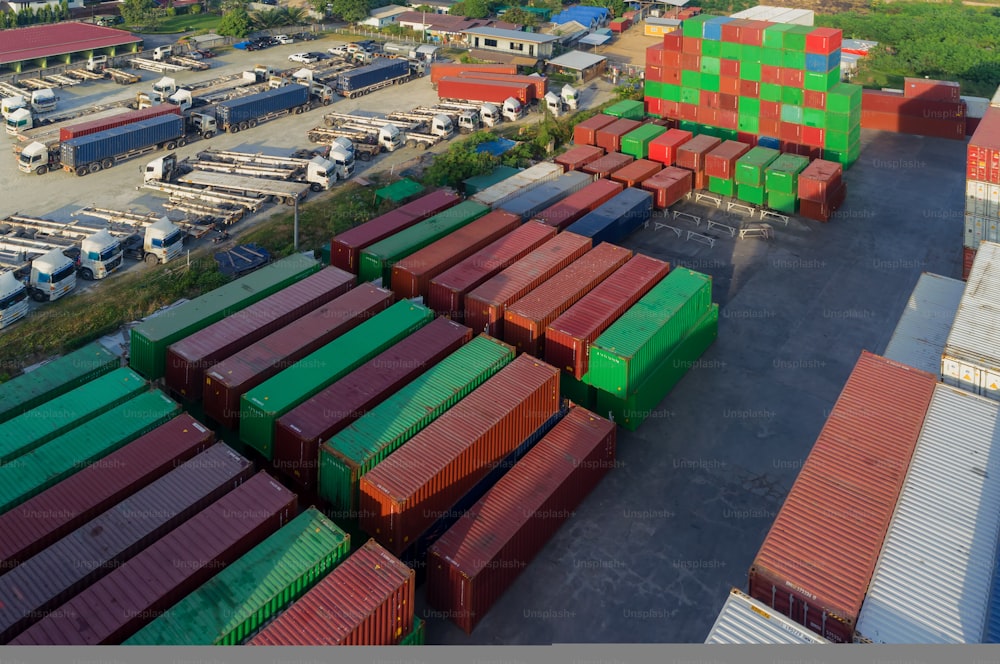 Contenitore con vista aerea al magazzino del porto marittimo per il carico alla nave portacontainer per la logistica, l'importazione, l'esportazione o lo sfondo del concetto di trasporto.