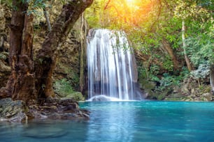 Cachoeira de Erawan na Tailândia. Bela cachoeira com piscina esmeralda na natureza.