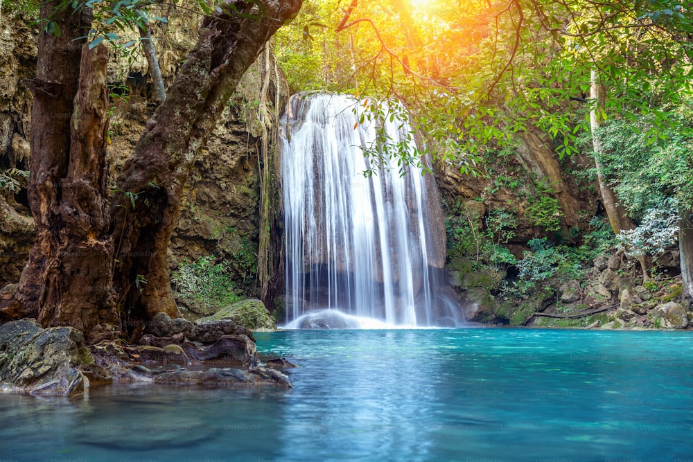 Erawan-Wasserfall in Thailand. Schöner Wasserfall mit smaragdgrünem Pool in der Natur.