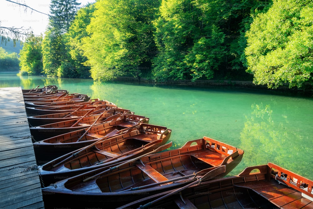 플리트비체 호수 국립공원의 청록색 호수 풍경이 있는 부두에 주차하는 보트, 유네스코 문화유산, 크로아티아의 유명한 여행지. 호수는 크로아티아 중부 (크로아티아 고유)에 있습니다.