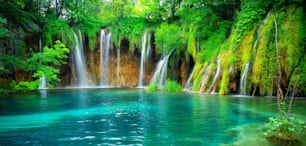 Cachoeira exótica e paisagem do lago do Parque Nacional dos Lagos de Plitvice, patrimônio mundial natural da UNESCO e famoso destino de viagem da Croácia. Os lagos estão localizados no centro da Croácia (Croácia propriamente dita).