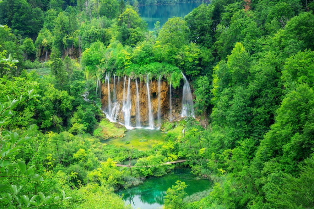 Cachoeira exótica e paisagem do lago do Parque Nacional dos Lagos de Plitvice, patrimônio mundial natural da UNESCO e famoso destino de viagem da Croácia. Os lagos estão localizados no centro da Croácia (Croácia propriamente dita).