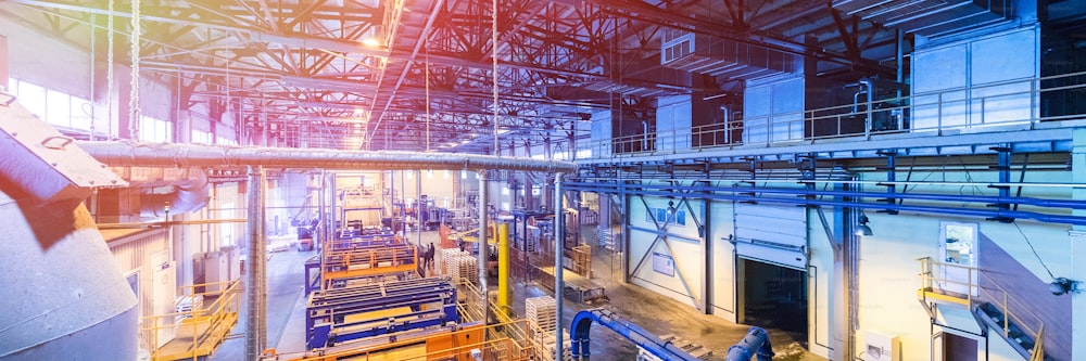 Interior da oficina da fábrica e máquinas no processo de produção de fundo da indústria do vidro
