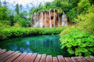 Schöner Holzpfad für Naturtrekking mit Seen und Wasserfalllandschaft im Nationalpark Plitvicer Seen, UNESCO-Weltnaturerbe und berühmtes Reiseziel Kroatiens.