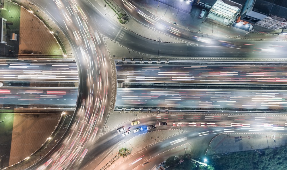 Luftbild Draufsicht Autobahn Straßenkreuzung Kreisverkehr oder Kreis in der Nacht für Transport, Verteilung oder Verkehrshintergrund.