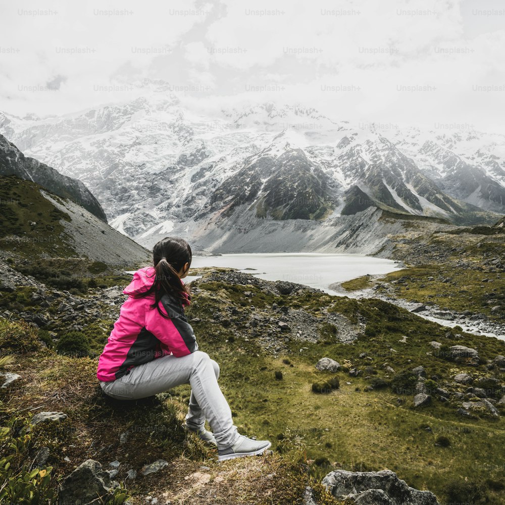 Excursionista de montaña que viaja en el paisaje salvaje del Parque Nacional Mt Cook. El monte Cook, la montaña más alta de Nueva Zelanda, es conocida por su inspiración para el trekking al aire libre, el viaje por la montaña.