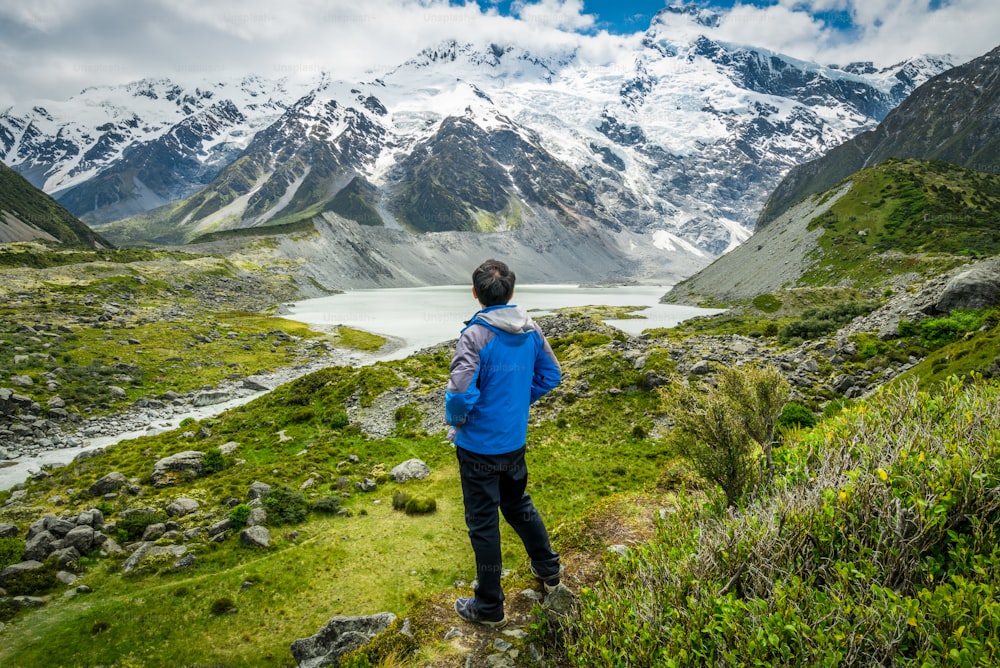 Caminhante de montanha viajando na paisagem selvagem do Parque Nacional Mt Cook. Mt Cook, a montanha mais alta da Nova Zelândia, é conhecida pela inspiração de trekking de viagens ao ar livre, jornada de montanha.
