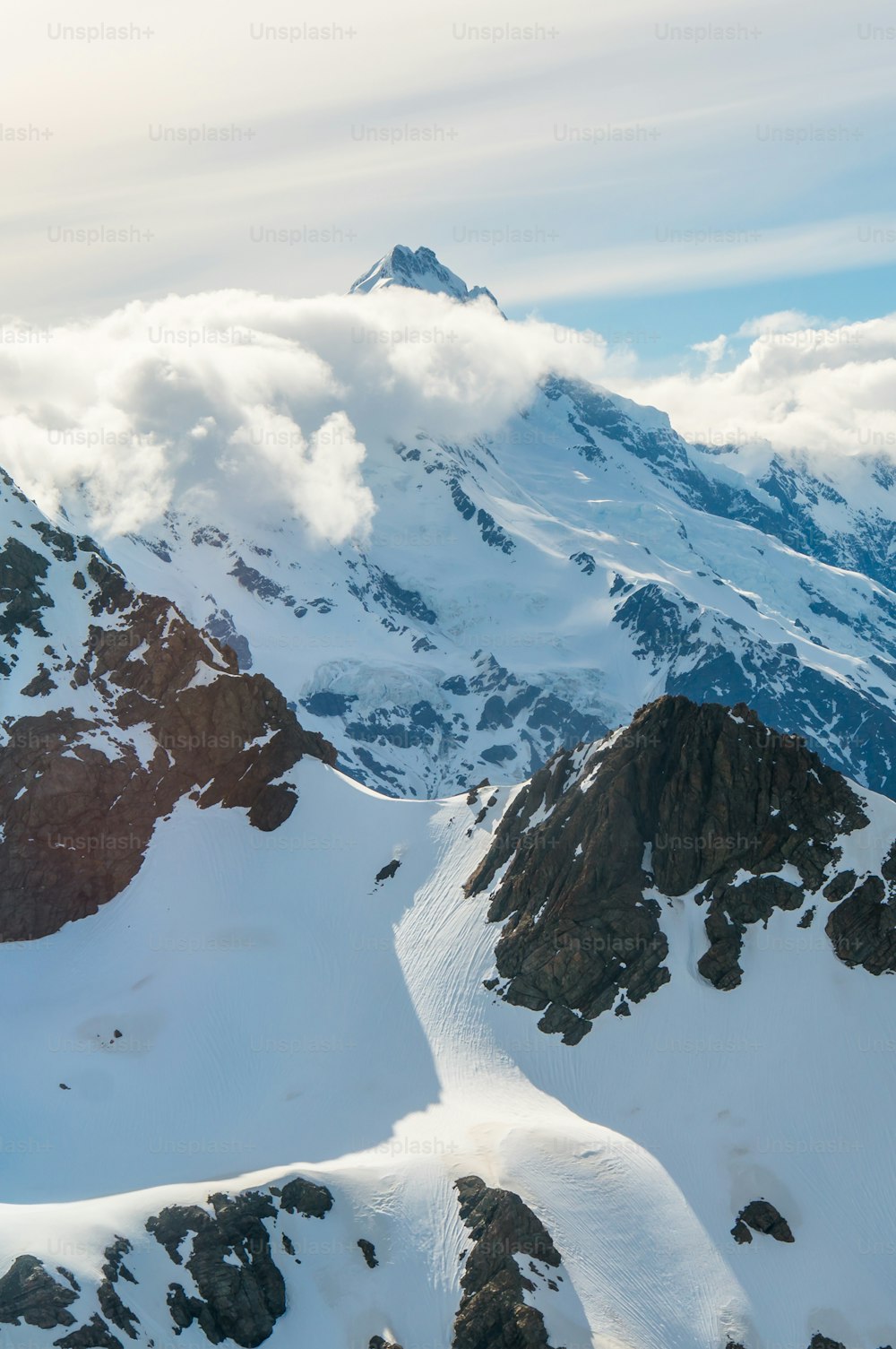 Paisagem de inverno da cordilheira da neve e céu azul. Fundo de cenário para atividades de montanha, como esqui, trekking, esportes de inverno e alpinismo.