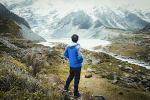 Excursionista de montaña que viaja en el paisaje salvaje del Parque Nacional Mt Cook. El monte Cook, la montaña más alta de Nueva Zelanda, es conocida por su inspiración para el trekking al aire libre, el viaje por la montaña.