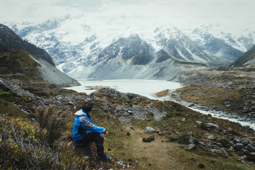 Caminhante de montanha viajando na paisagem selvagem do Parque Nacional Mt Cook. Mt Cook, a montanha mais alta da Nova Zelândia, é conhecida pela inspiração de trekking de viagens ao ar livre, jornada de montanha.