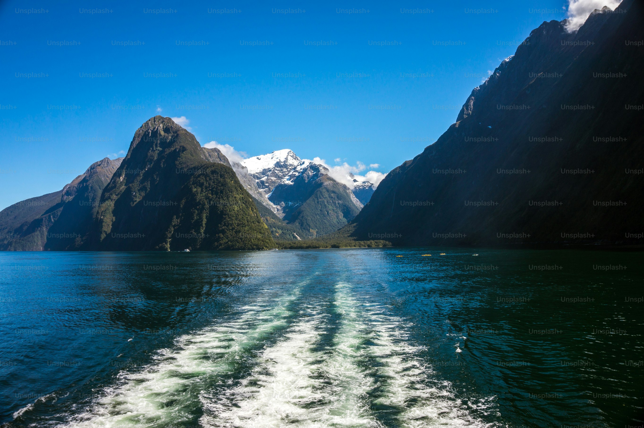 Crucero en ferry en Milford Sound, Isla Sur de Nueva Zelanda.