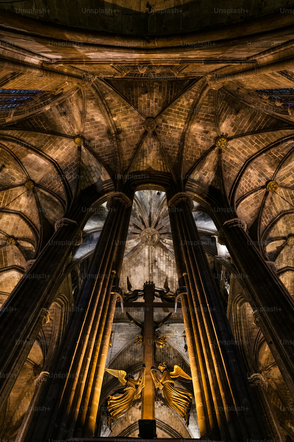 바르셀로나의 고딕 지구 중심부에 위치한 La Seu라고도 알려진 바르셀로나의 고딕 양식의 대성당 내부보기.