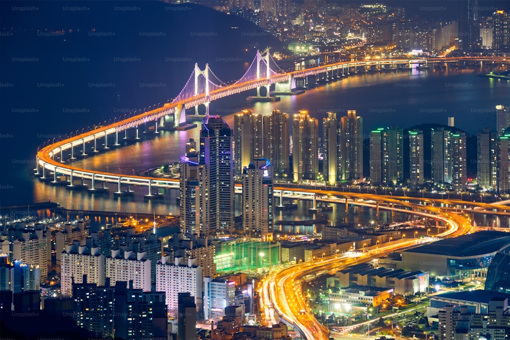 Paisaje urbano de Busan con rascacielos y el puente Gwangan iluminados por la noche. Busan. Corea del Sur