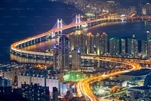 夜はライトアップされた高層ビルや広安大橋が立ち並ぶ釜山の街並み。釜山。大韓民国