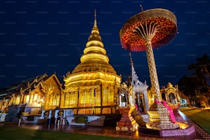 Wat Phra That Hariphunchai templo em Lamphun, Tailândia.