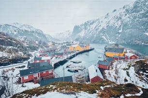 冬のヌスフィヨルドの本格的な漁村。ロフォーテン諸島、ノルウェー
