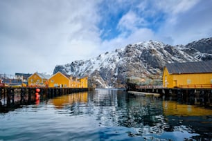 Auténtico pueblo de pescadores de Nusfjord en invierno con casas de rorbu rojo. Islas Lofoten, Noruega