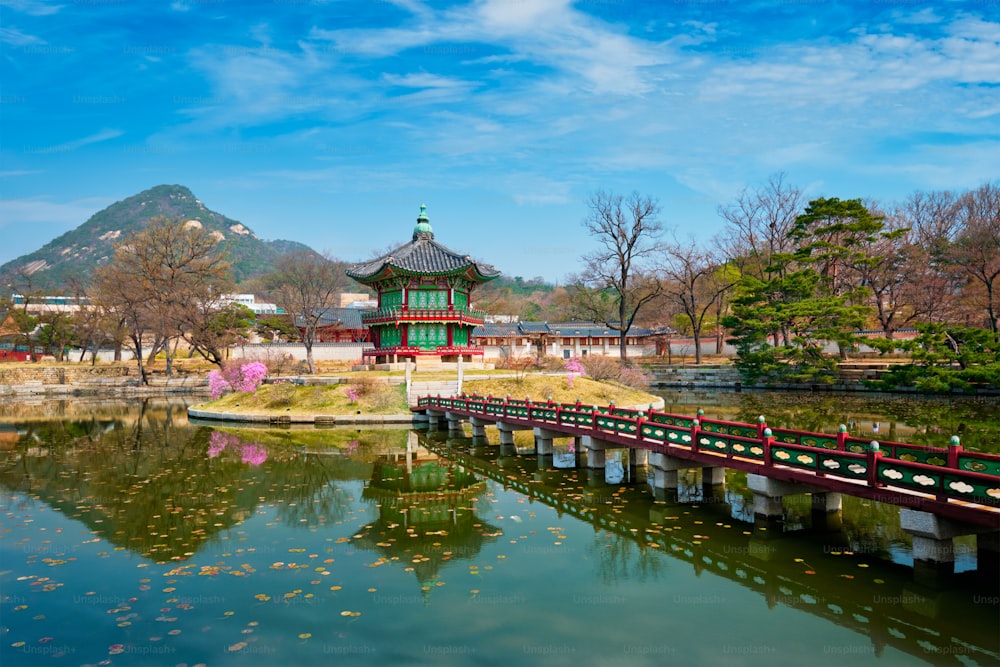 Pavilhão de Hyangwonjeong no Palácio de Gyeongbokgung, Seul, Coreia do Sul