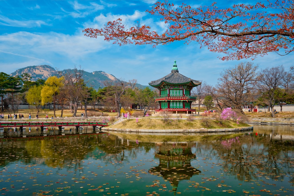 Pavilhão de Hyangwonjeong no Palácio de Gyeongbokgung, Seul, Coreia do Sul