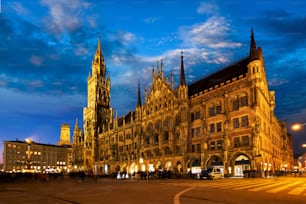 La plaza central Marienplatz se ilumina por la noche con el Nuevo Ayuntamiento (Neues Rathaus), una famosa atracción turística. Múnich, Alemania