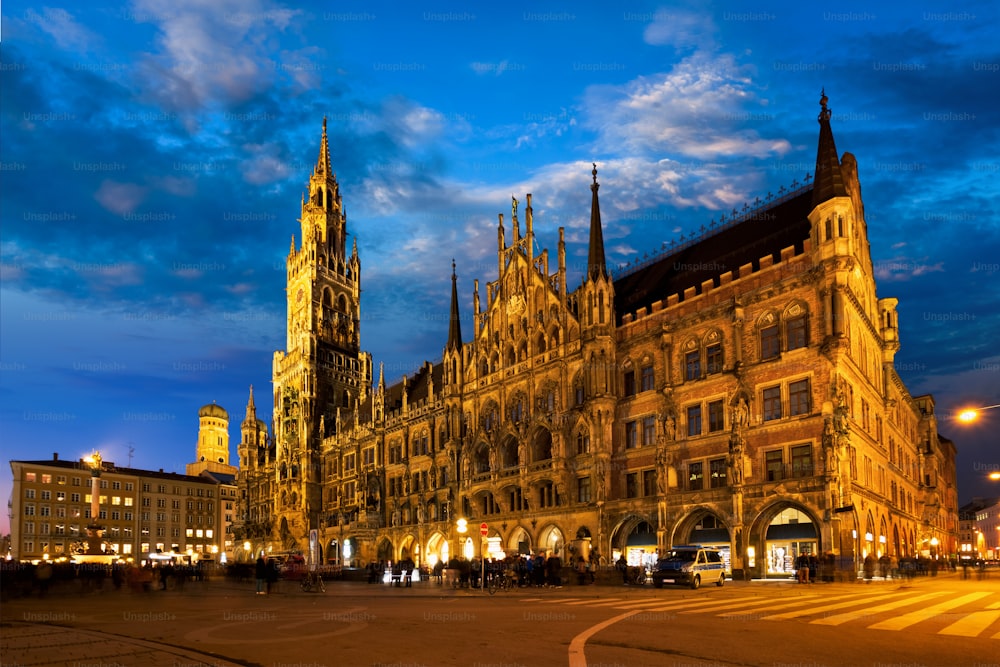 마리엔 광장 중앙 광장은 유명한 관광 명소 인 뉴 타운 홀 (Neues Rathaus)과 함께 밤에 조명됩니다. 독일 뮌헨