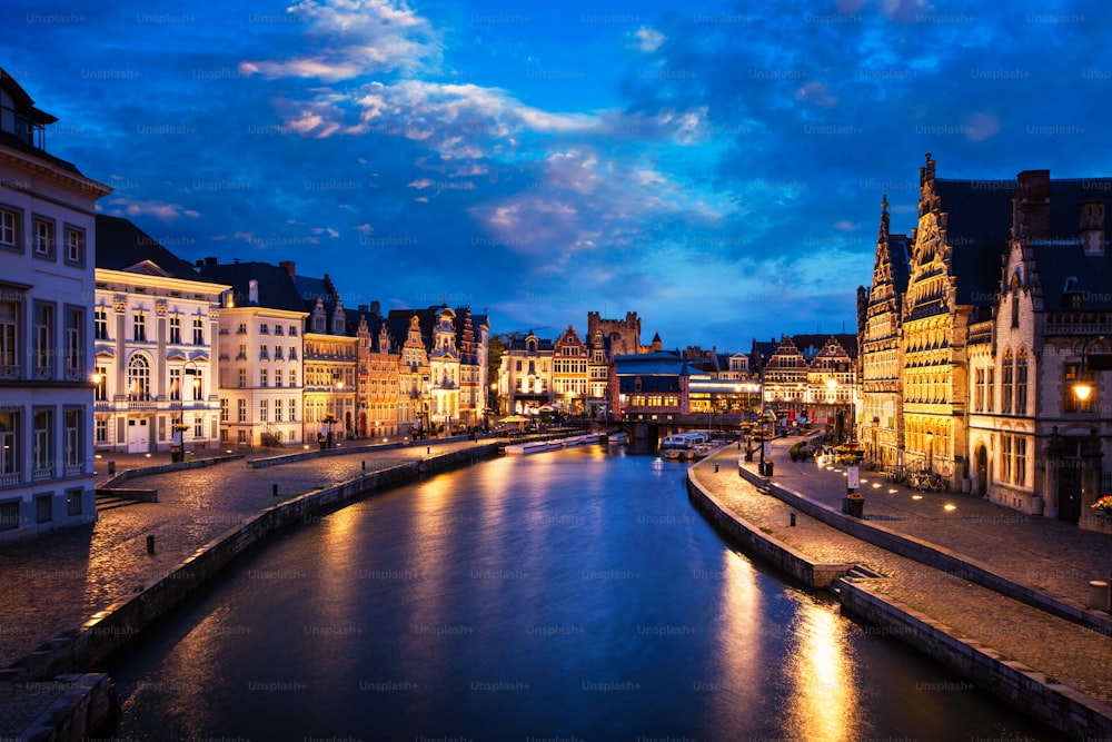 Canal de Gante, calles Graslei y Korenlei por la noche. Gante, Bélgica