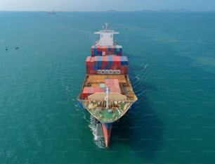 Vista aérea frontal do navio porta-contêineres indo para o porto marítimo para carga de contêiner. Negócios logísticos, importação exportação, expedição ou transporte.