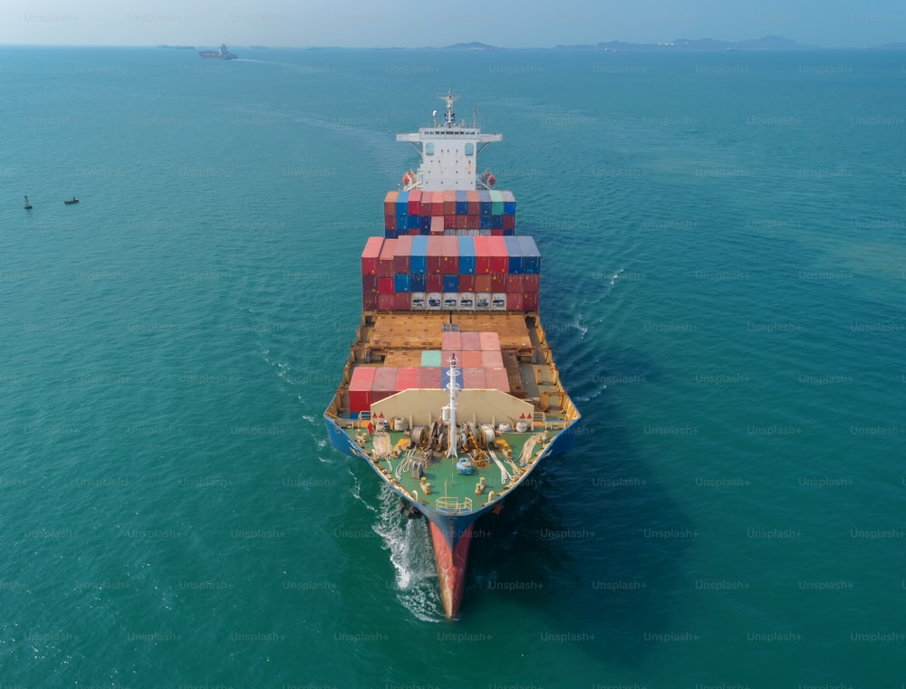 Luftfrontansicht Containerschiff zum Seehafen für Ladecontainer. Logistikgeschäft, Import Export, Versand oder Transport.