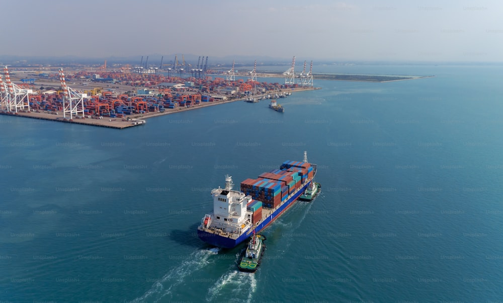 Luftbild Containerschiff geht zur Kranbrücke zum Entladen des Containers zum Lager im Seehafen. Logistikgeschäft, Import Export, Versand oder Transport.