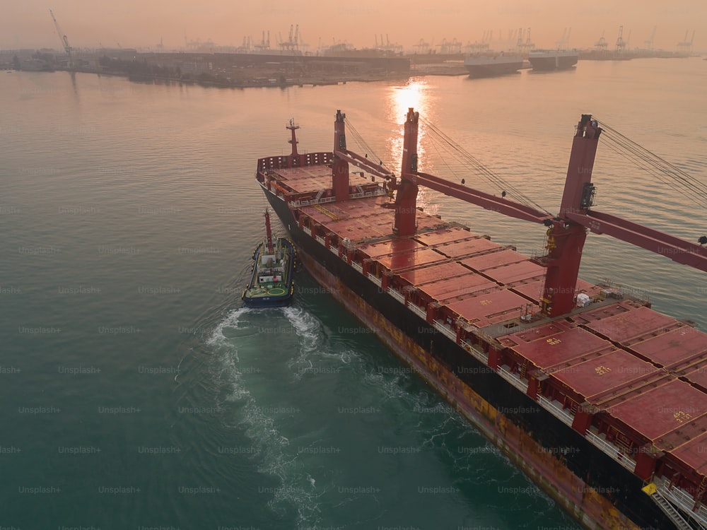 Leeres Containerschiff zum Seehafen für Ladecontainer am Kran. Logistikgeschäft, Import Export, Versand oder Transport.