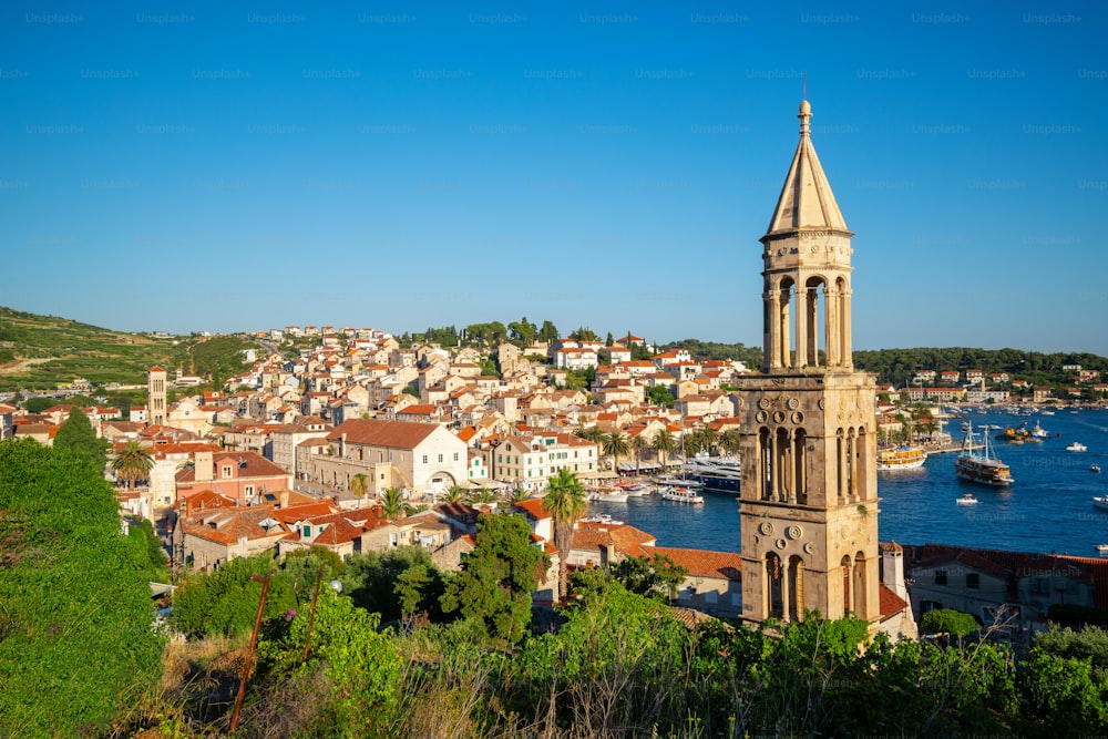 Vista panoramica della città di Hvar in Croazia. La città di Hvar è la famosa città per le vacanze estive al mare sull'isola di Hvar in Dalmazia, Croaita.