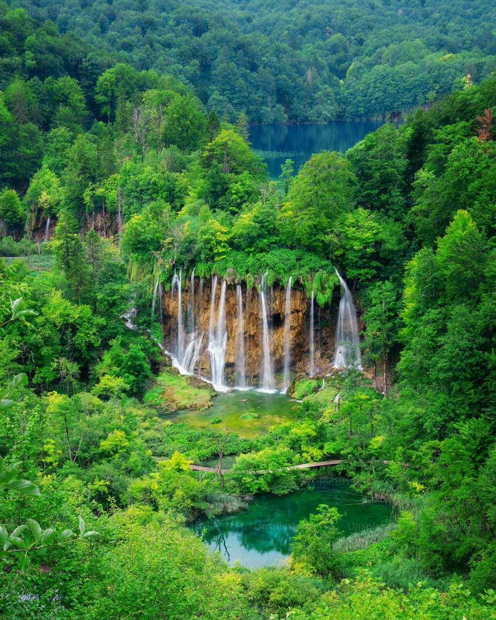플리트 비체 호수 국립 공원의 이국적인 폭포와 호수 풍경, 유네스코 자연 세계 유산 및 크로아티아의 유명한 여행지. 호수는 크로아티아 중부 (크로아티아 고유)에 있습니다.