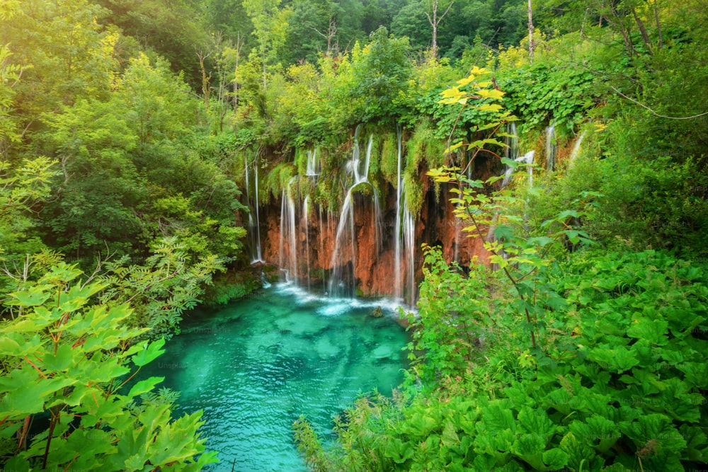 플리트 비체 호수 국립 공원의 이국적인 폭포와 호수 풍경, 유네스코 자연 세계 유산 및 크로아티아의 유명한 여행지. 호수는 크로아티아 중부 (크로아티아 고유)에 있습니다.