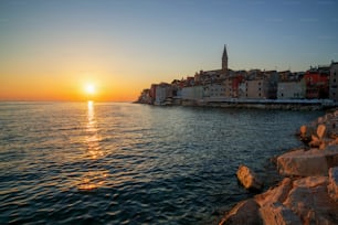 Belle vieille ville romantique de Rovinj en Croatie. La ville côtière de Rovinj située dans la péninsule d’Istrie à l’est de la Croatie en Europe, c’est la célèbre destination de voyage de la Croatie.