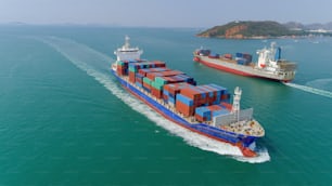 Vista aérea do navio porta-contêineres indo direções opostas para logística, importação exportação, transporte ou transporte.