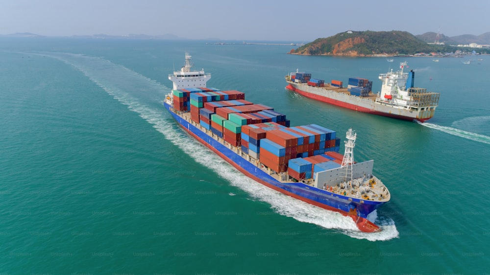 Nave portacontainer con vista aerea che va in direzioni opposte per la logistica, l'importazione e l'esportazione, la spedizione o il trasporto.