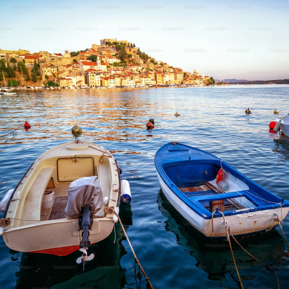 A cidade velha de Sibenik, na Dalmácia, na Croácia, é o famoso destino turístico da Croácia.