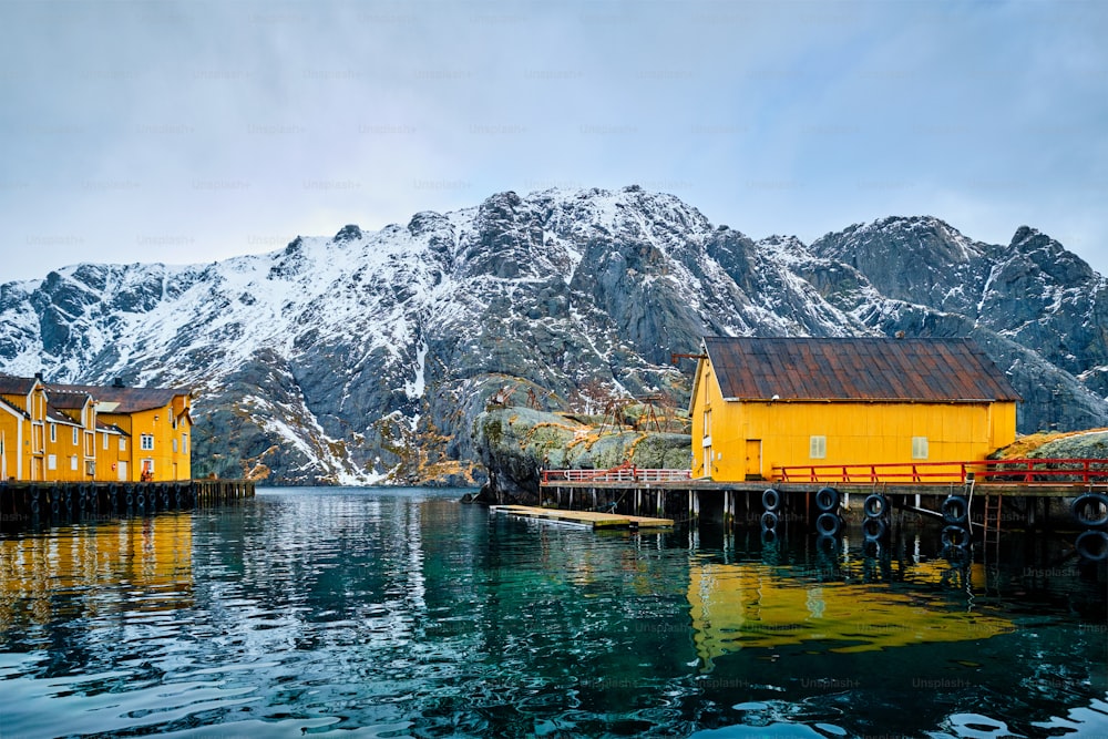 ヌスフィヨルドの本格的な漁村で、冬の赤いロルブの家々が立ち並びます。ロフォーテン諸島、ノルウェー