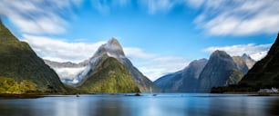 Milford Sound, Nouvelle-Zélande. - Mitre Peak est le point de repère emblématique de Milford Sound dans le parc national de Fiordland, sur l’île du Sud de la Nouvelle-Zélande, l’attraction naturelle la plus spectaculaire de Nouvelle-Zélande.