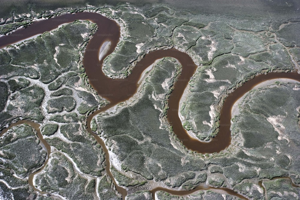 una veduta aerea di un fiume e di una terra