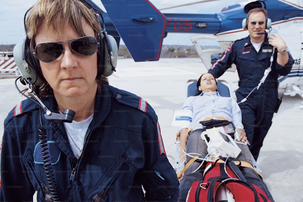 un homme en uniforme de pilote et une femme en hélicoptère avec un