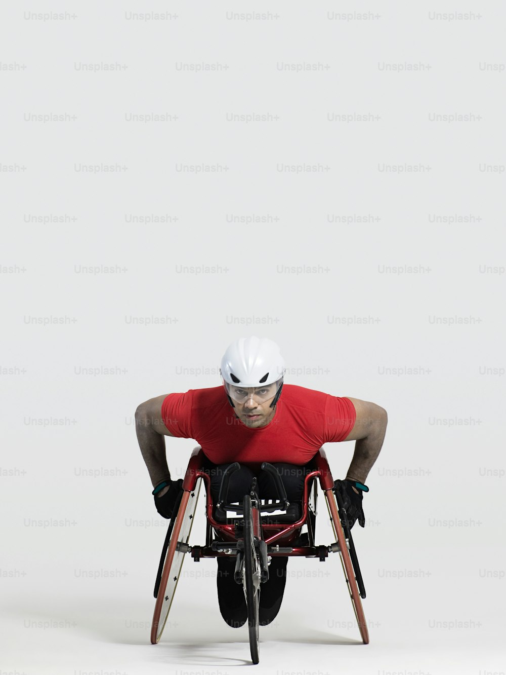 Un uomo su una sedia a rotelle su uno sfondo bianco