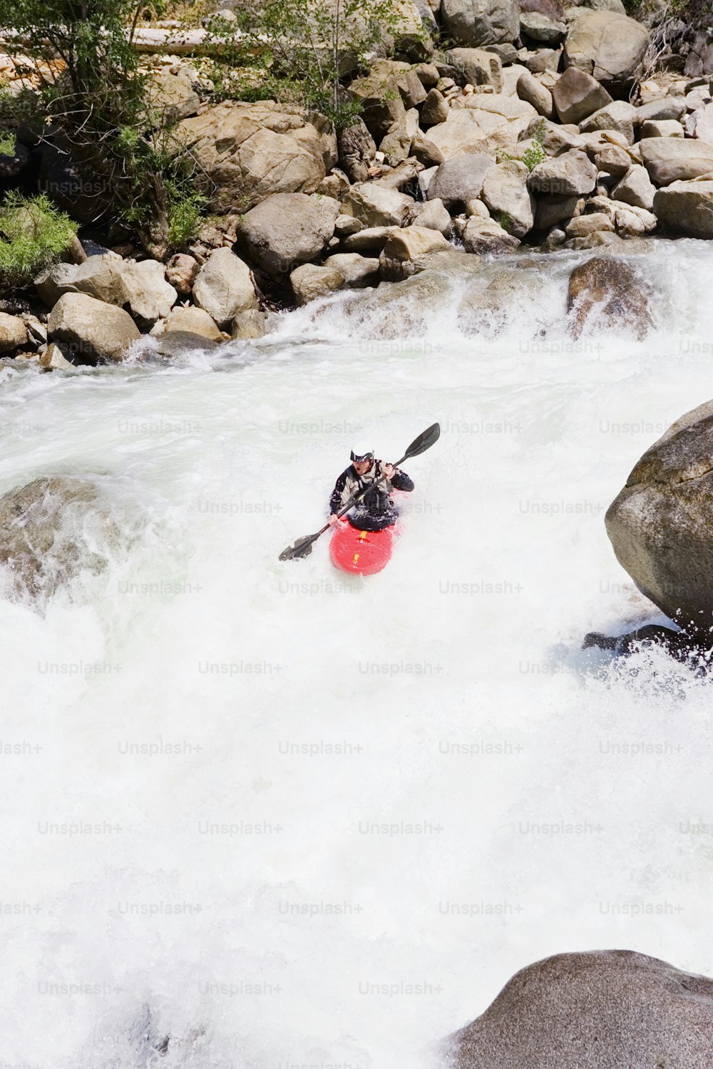 Una persona en un kayak en un río
