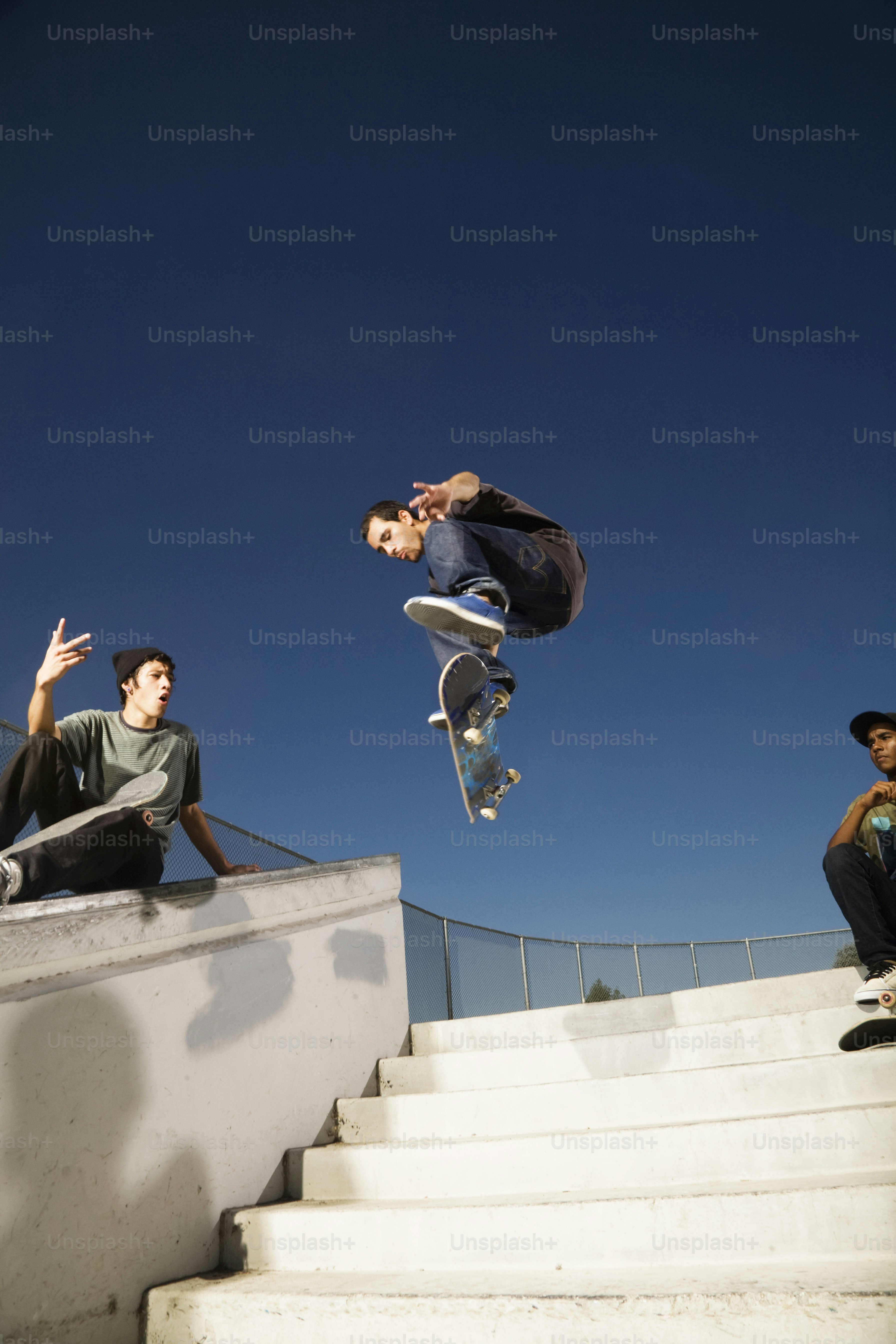 A man flying through the air while riding a skateboard photo – Jumping ...