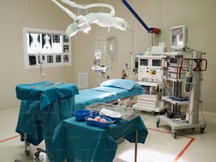 une chambre d’hôpital avec du matériel médical et du matériel médical