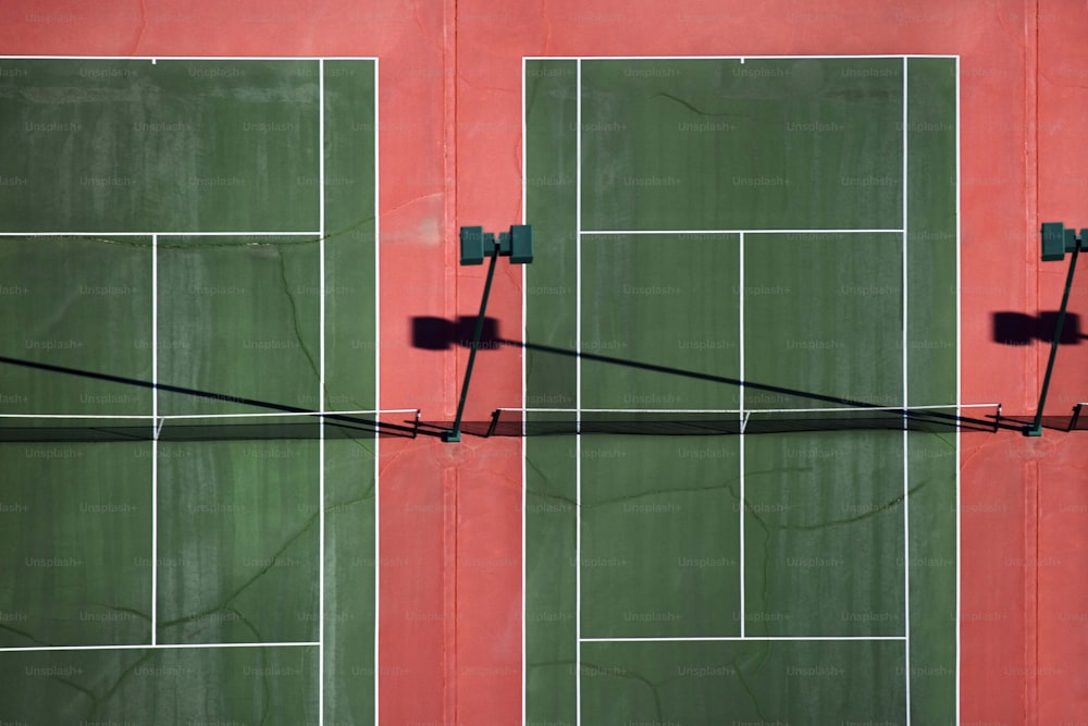 緑のテニスコートが2面あるテニスコート