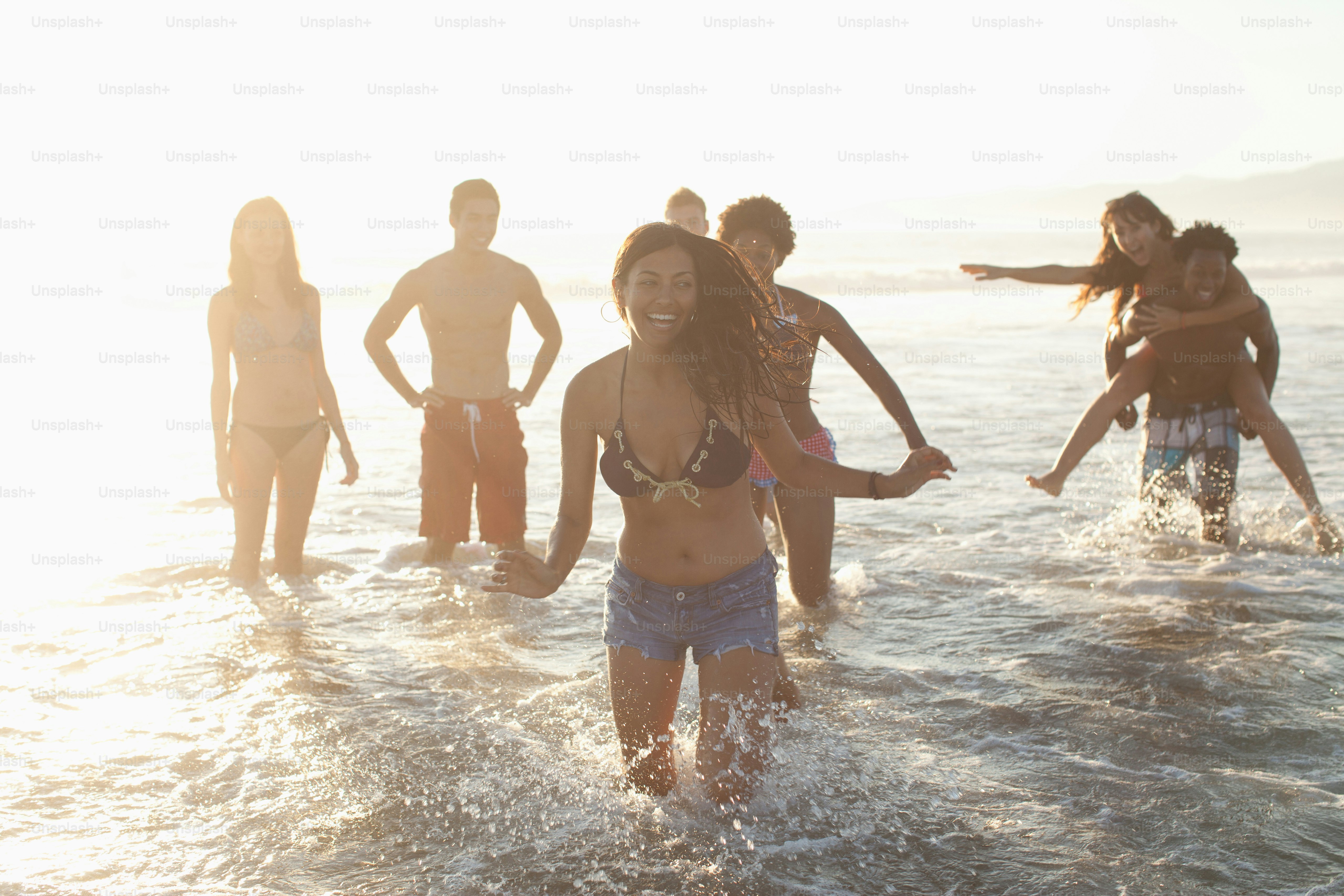 um grupo de jovens brincando no oceano