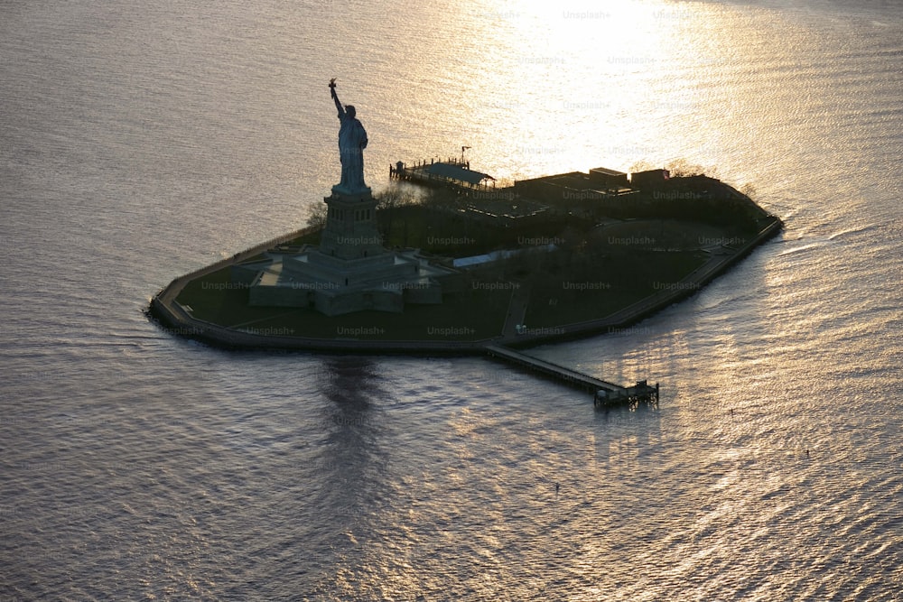Uma pequena ilha com uma estátua da liberdade em cima dela