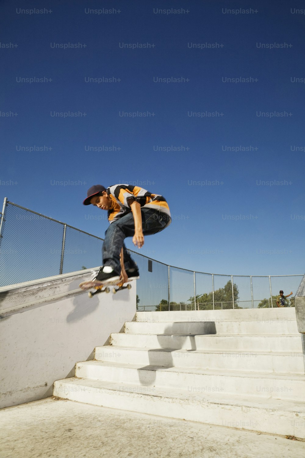 Un uomo che cavalca uno skateboard lungo il lato di una rampa di scale
