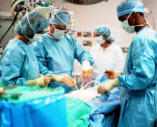 um grupo de médicos realizando cirurgias em um hospital